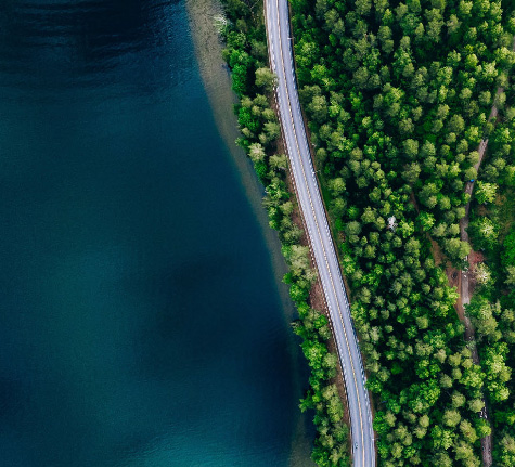 Route serpentant le long d'un littoral sur une île