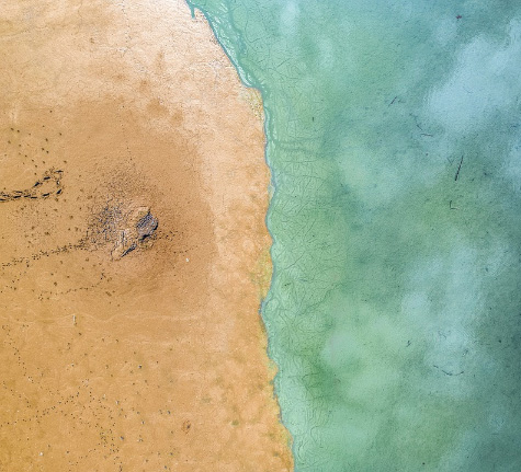 Mer bleue sur une plage isolée